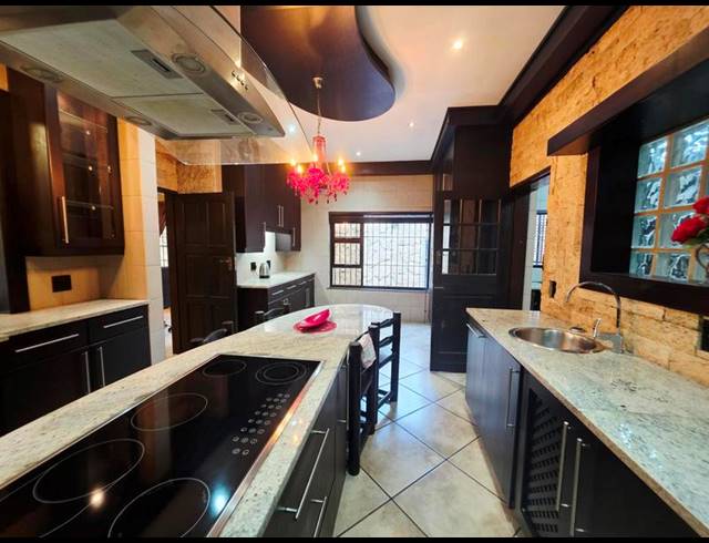 8 BEDROOM HOUSE FOR SALE IN GLEN MARAIS